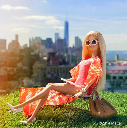 Búp bê barbie xúng xính váy áo dự tuần lễ thời trang