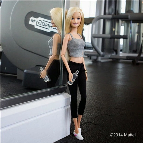 Búp bê barbie xúng xính váy áo dự tuần lễ thời trang