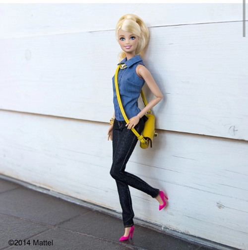 Búp bê barbie xúng xính váy áo dự tuần lễ thời trang