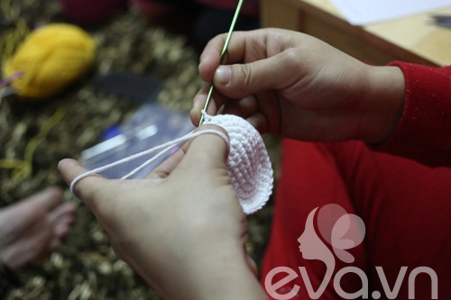 Các mẹ rộ trào lưu đan móc váy áo cho con