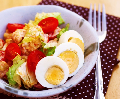 Cách làm salad cá ngừ từ đồ hộp