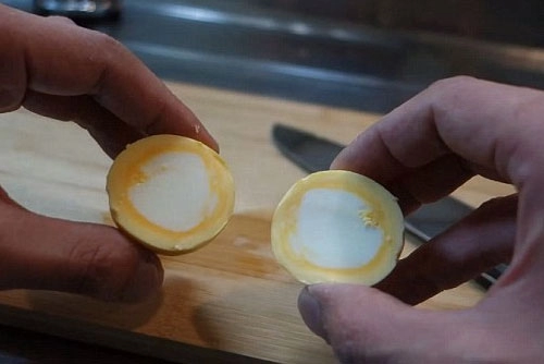 Cách luộc trứng lộn lòng đỏ ra ngoài