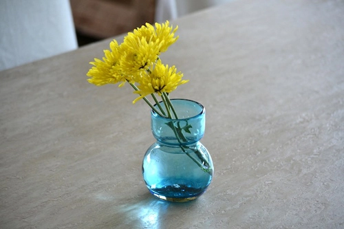 Cắm hoa cúc trang trí bàn ăn cuối tuần