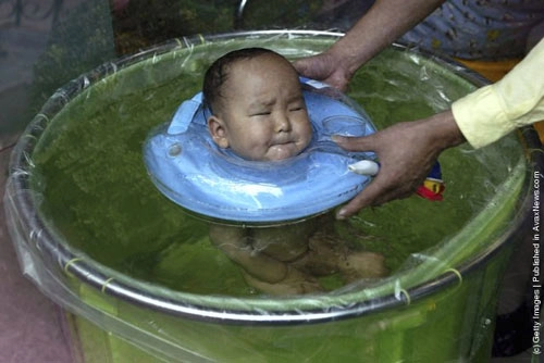 Cận cảnh lớp học bơi cho trẻ sơ sinh