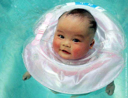 Cận cảnh lớp học bơi cho trẻ sơ sinh