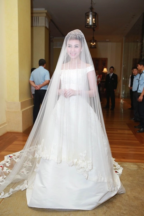 Cận cảnh váy cưới trăm triệu tuyệt đẹp của ngân khánh