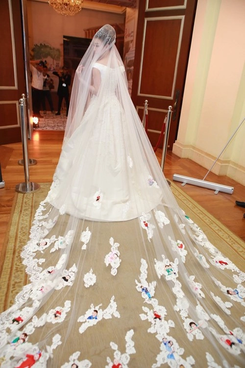 Cận cảnh váy cưới trăm triệu tuyệt đẹp của ngân khánh