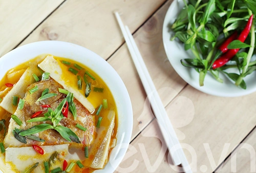 Canh cá nấu măng chua cho cả nhà