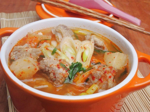 Canh kim chi củ cải nấu sườn