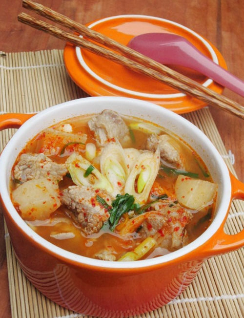 Canh kim chi củ cải nấu sườn