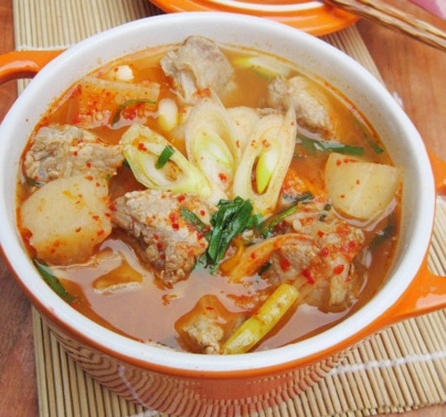 Canh kim chi củ cải nấu sườn