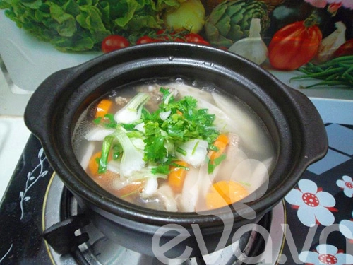 Canh sườn củ sen nóng hổi