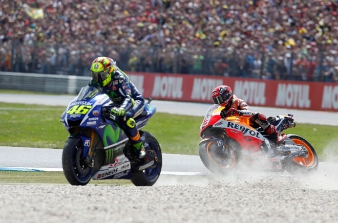 Cạnh tranh nảy lửa của rossi và marquez tại chặng 8 motogp 2015