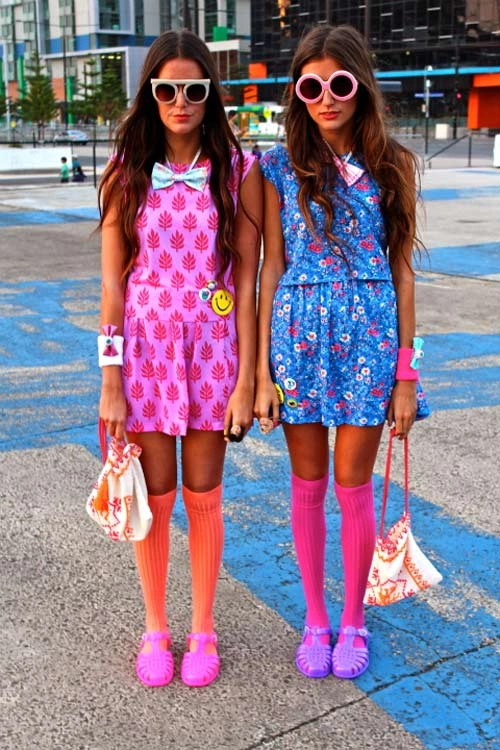 Cặp chị em gây sốt với thời trang đôi màu sắc