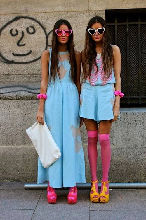 Cặp chị em gây sốt với thời trang đôi màu sắc