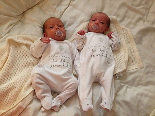 Cặp sinh đôi 100 ngày tuổi mỗi ngày mặc một bộ hàng hiệu mới