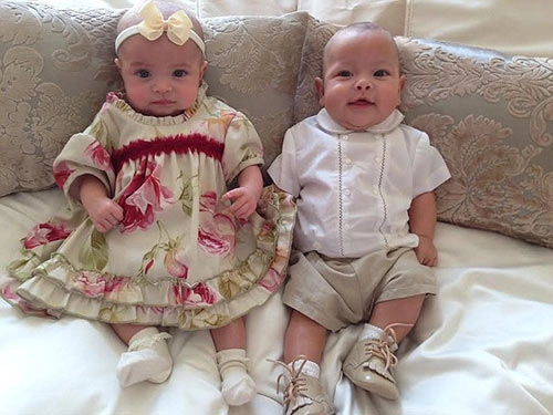 Cặp sinh đôi 100 ngày tuổi mỗi ngày mặc một bộ hàng hiệu mới