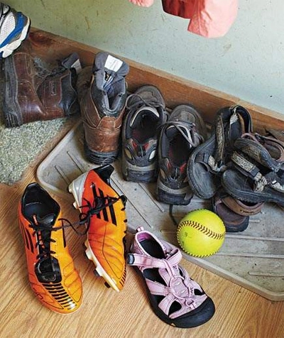 Cất đống giày dép vào nơi để đồ ngăn nắp