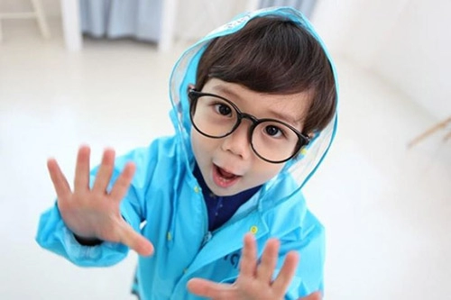 Cậu bé kính đen đốn tim vì quá cute