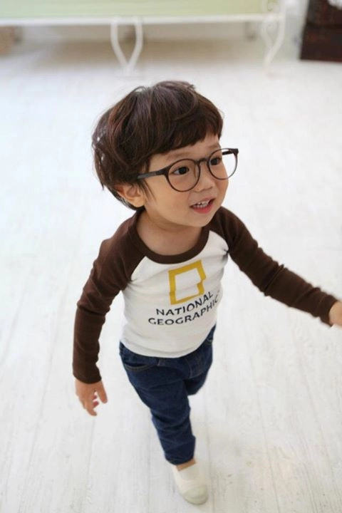 Cậu bé kính đen đốn tim vì quá cute