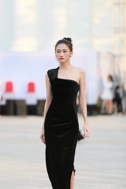 Chân dài miệt mài tập luyện cho đẹp fashion runway 3