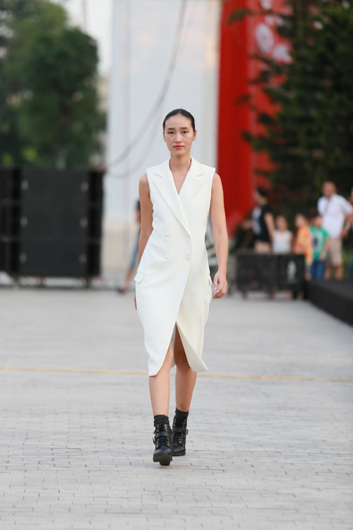 Chân dài miệt mài tập luyện cho đẹp fashion runway 3