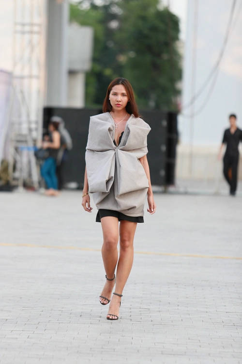 Chân dài miệt mài tập luyện cho đẹp fashion runway 3