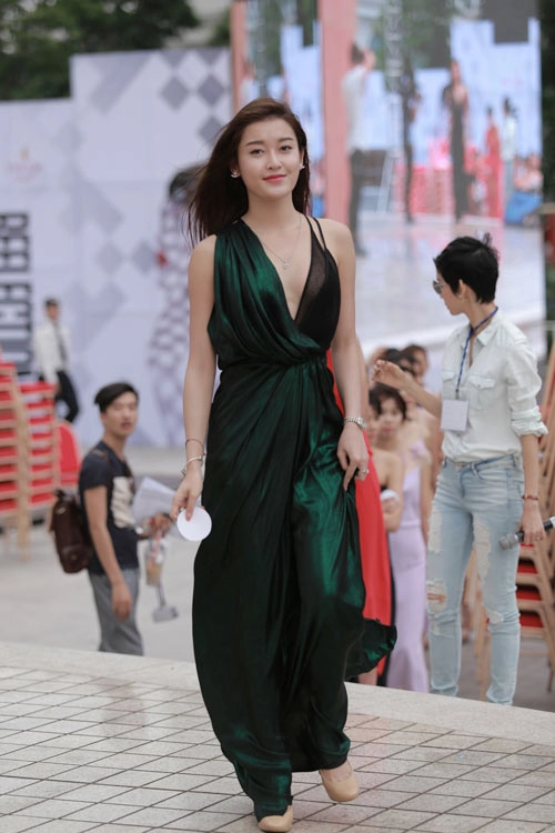 Chân dài tất bật tổng duyệt trước đẹp fashion runway