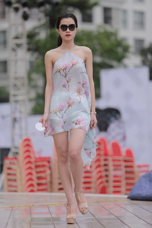 Chân dài tất bật tổng duyệt trước đẹp fashion runway