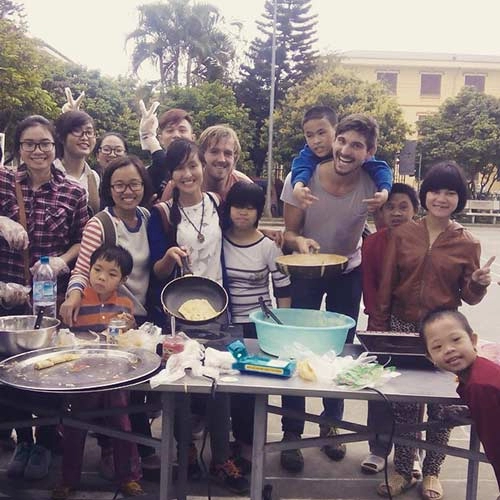 Chàng trai hà lan làm bánh pancake tặng trẻ nghèo