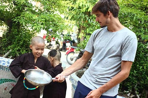 Chàng trai hà lan làm bánh pancake tặng trẻ nghèo