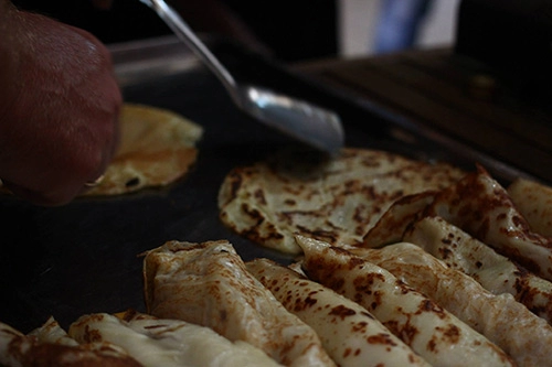 Chàng trai hà lan làm bánh pancake tặng trẻ nghèo