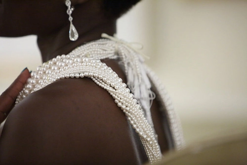 Chiếc váy 6000 viên ngọc trai của lupita nyongo bị mất cắp