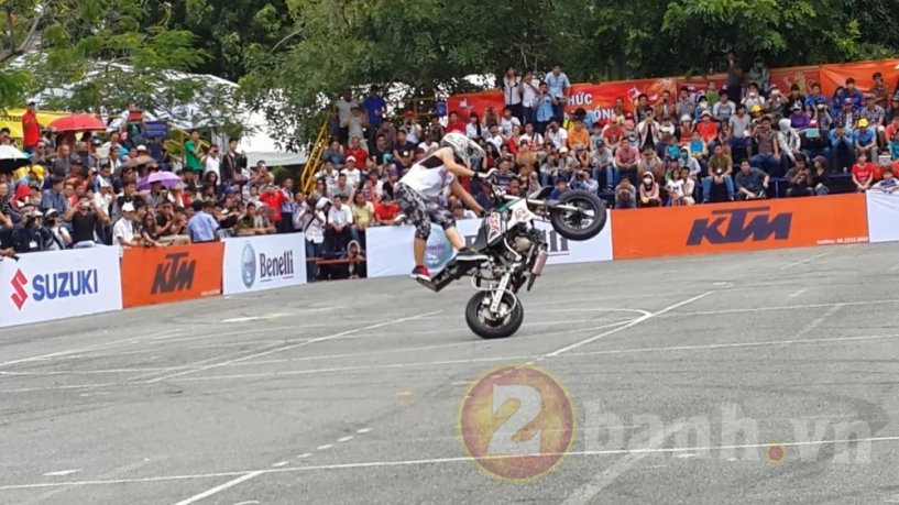 clip cô gái người thái stunt trong sự kiện vietnam motorbike festival