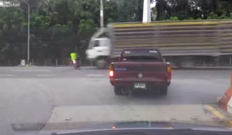 clip hãi hùng 2 thanh niên đi xe máy bị xe tải tông thẳng cánh