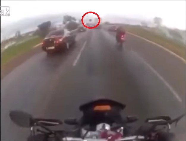 clip một biker tử vong tại chỗ vì lốp xe ô tô bay trúng đầu