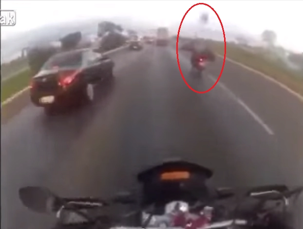 clip một biker tử vong tại chỗ vì lốp xe ô tô bay trúng đầu