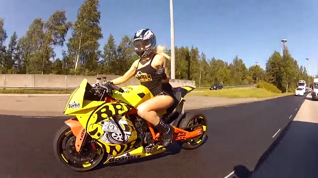 clip nữ biker nóng bỏng thuần phục ktm rc8 phiên bản độ bee-drifter