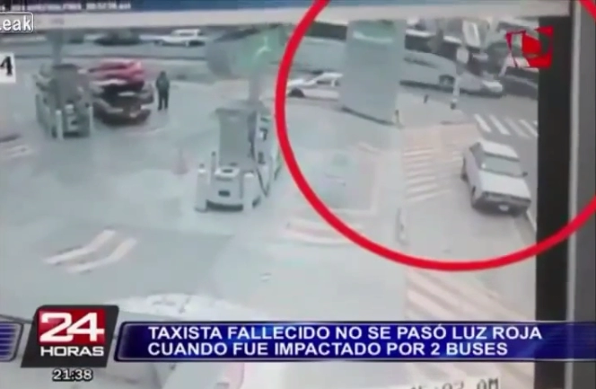 clip taxi tử nạn do bị xe buýt tông trực diện từ hai phía