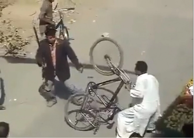 clip thanh niên dùng xe đạp chống đỡ thanh niên cầm gậy