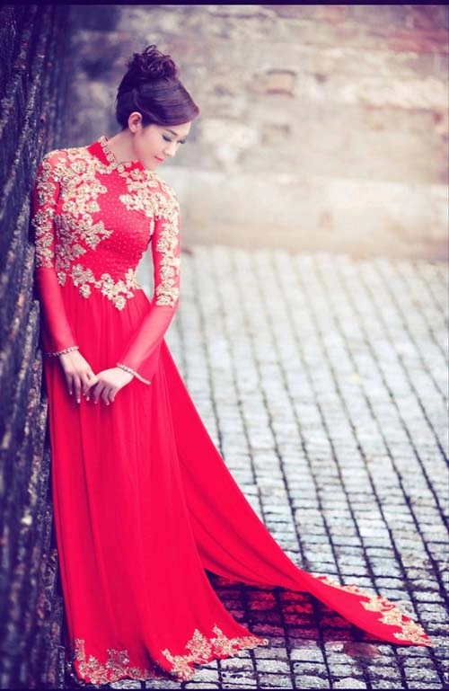 Cô dâu quyến rũ với áo dài đỏ