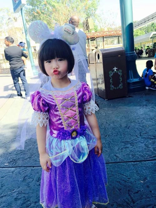 Con gái thúy nga xinh như nàng tiên cá đi thăm disneyland