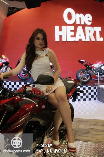 Dàn người mẫu xinh đẹp và sexy trong triển lãm môtô tại indonesia