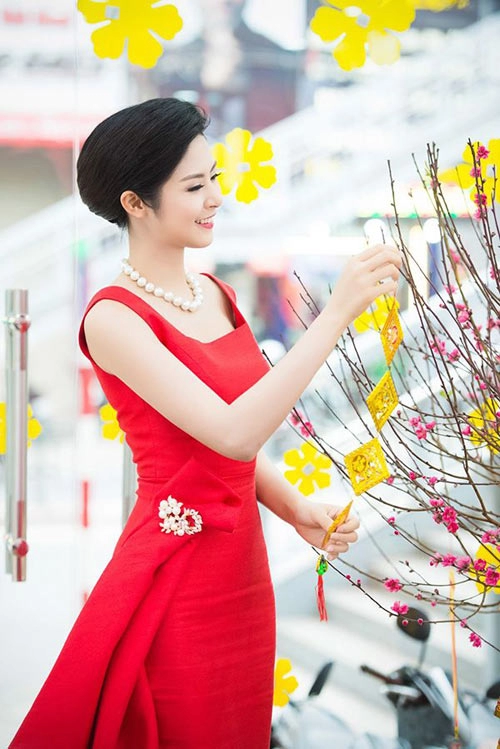 Đầu năm sao việt nô nức diện váy đỏ để lấy may