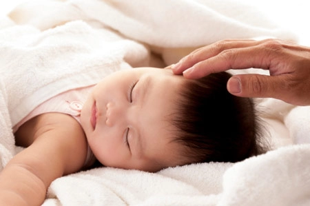 Dạy con ngủ xuyên đêm từ khi mới sinh