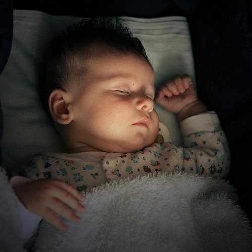 Đèn ngủ âm thầm hại trẻ sơ sinh
