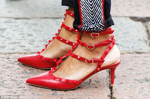 Đôi giày nhái valentino gây xôn xao new york fw