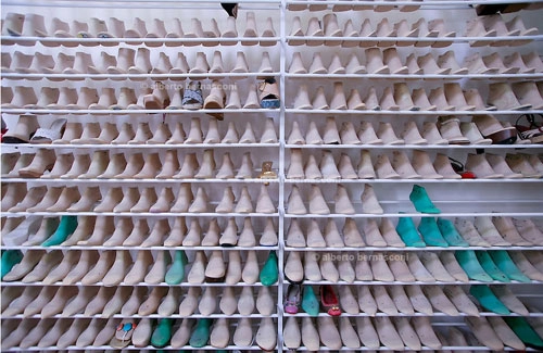đột nhập xưởng sản xuất giày của louis vuitton