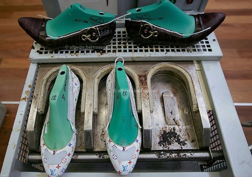 đột nhập xưởng sản xuất giày của louis vuitton
