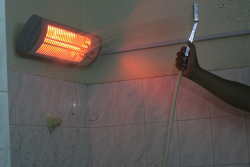 Dùng đèn sưởi nhà tắm dễ gây điện giật cho con